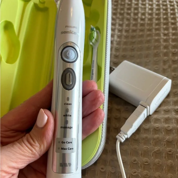 Philips Sonicare Toothbrush with Lime Green Case. NEVER USED